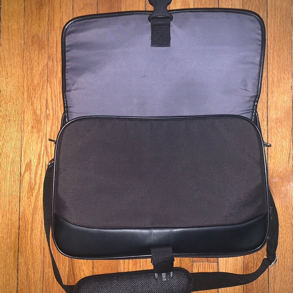 Kenneth Cole Computer Bag - Picture 3 of 9